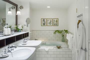 Deep soaking bathtub