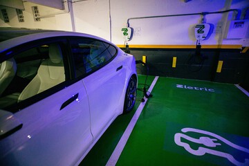 Electric vehicle charging station