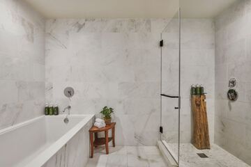 Deep soaking bathtub