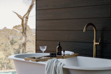 Deep soaking bathtub