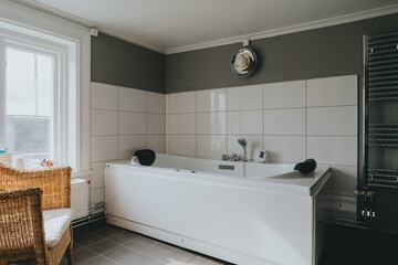 Jetted tub