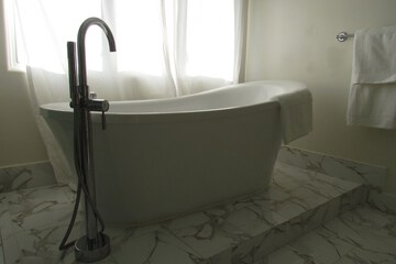 Deep soaking bathtub