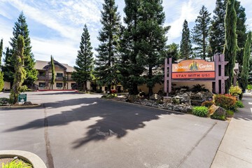 Redwood Garden Inn