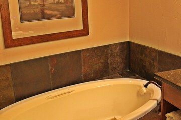 Deep soaking bathtub