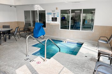 Indoor spa tub