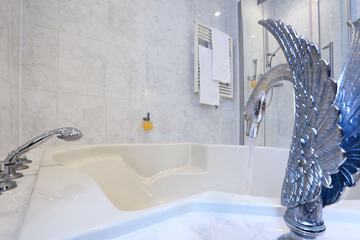 Deep soaking bathtub