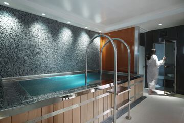Indoor spa tub