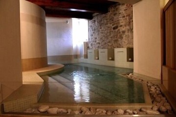 Indoor spa tub