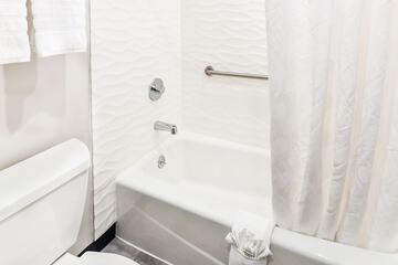 Deep soaking bathtub