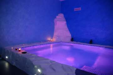 Indoor spa tub