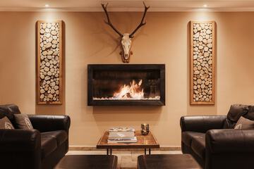 Lobby lounge