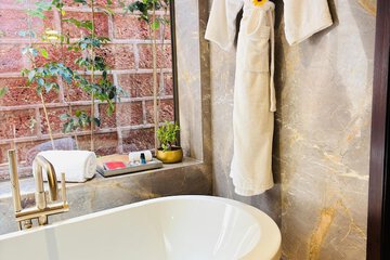 Deep soaking bathtub