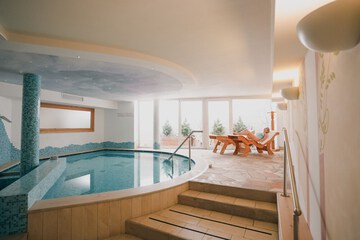 Indoor spa tub
