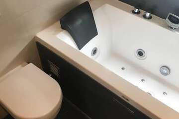 Jetted tub