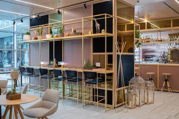 Lobby lounge