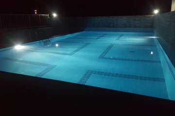 Indoor/outdoor pool