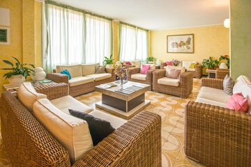 Lobby lounge