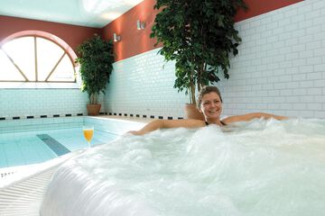 Indoor spa tub