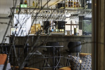 Lobby lounge