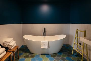 Deep soaking bathtub