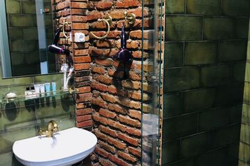 Bathroom sink