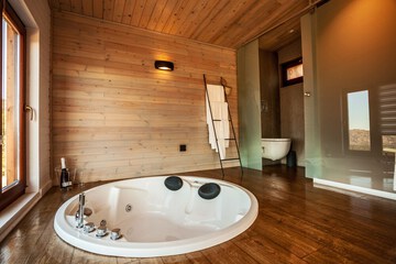 Deep soaking bathtub