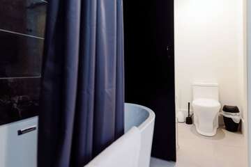 Deep soaking bathtub