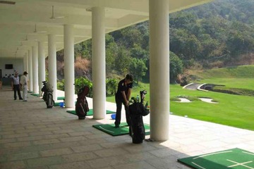 Indoor golf driving range