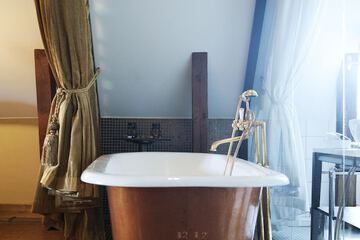 Deep soaking bathtub