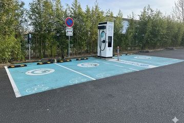 Electric vehicle charging station