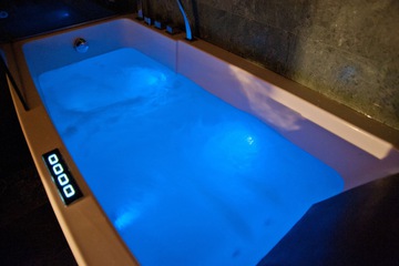 Deep soaking bathtub