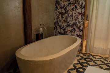 Deep soaking bathtub