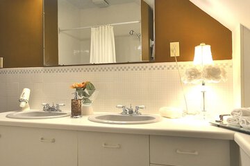 Bathroom sink