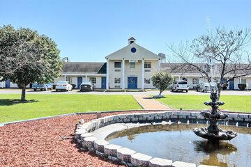 Hotel Exterior 32 of 32