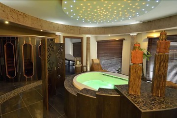 Indoor spa tub