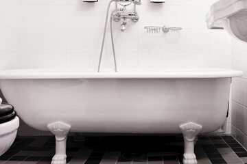 Deep soaking bathtub