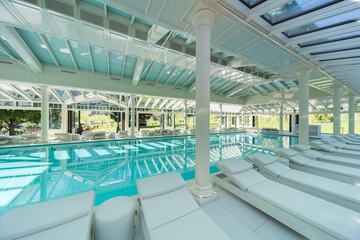 Indoor/outdoor pool
