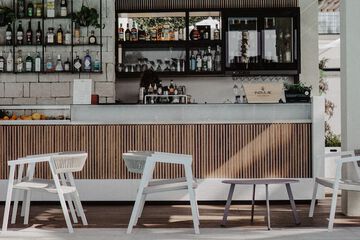 Swim-up bar