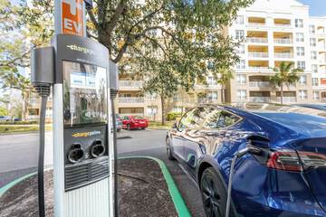 Electric vehicle charging station