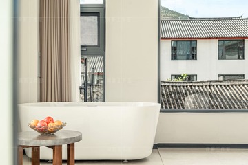Deep soaking bathtub
