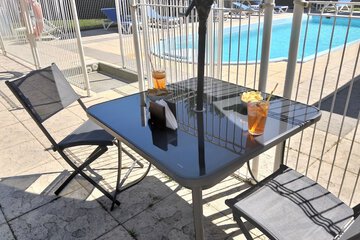Poolside bar
