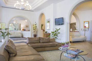 Lobby lounge