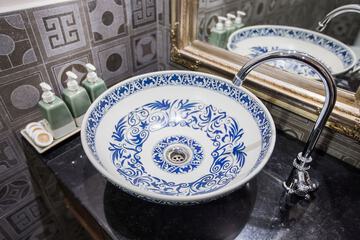 Bathroom sink