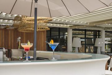 Poolside bar