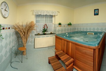 Indoor spa tub