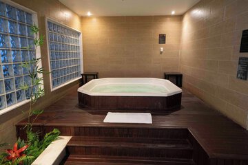 Indoor spa tub