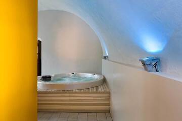 Indoor spa tub