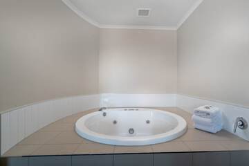 Jetted tub