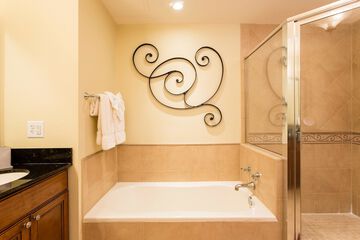 Deep soaking bathtub