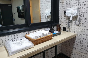 Bathroom amenities